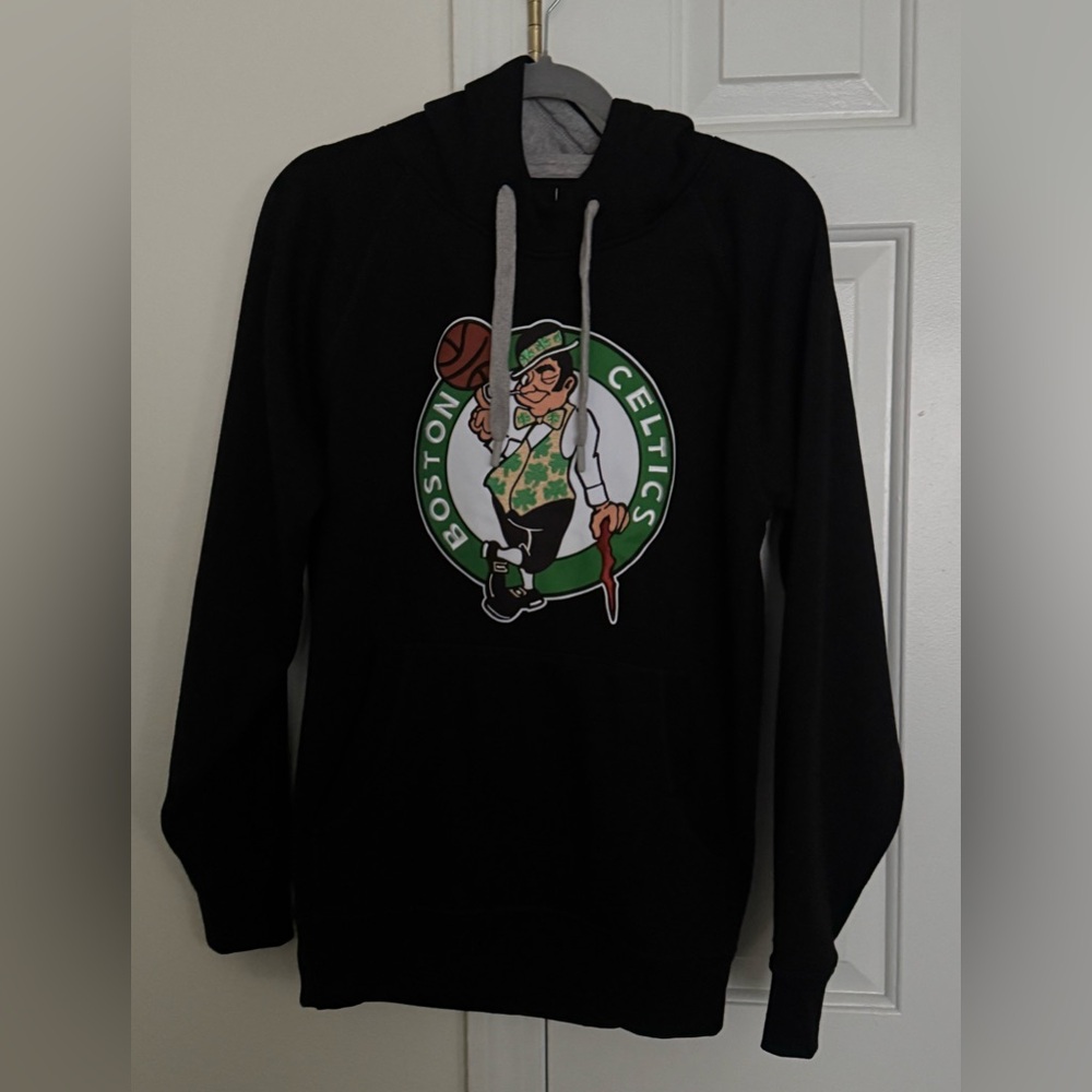 Men’s Antigua Black Boston Celtics Logo Victory Pullover Hoodie
